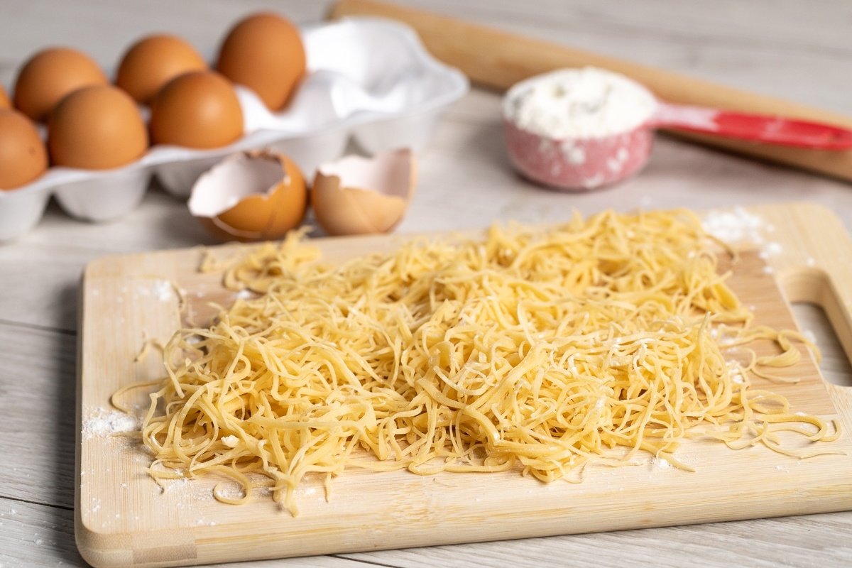 Как сделать домашнюю лапшу.Как приготовить домашнюю лапшу.