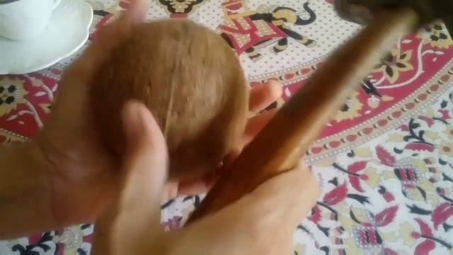 Как открыть кокос дома, чтобы ядро оставалось целым смотреть онлайн