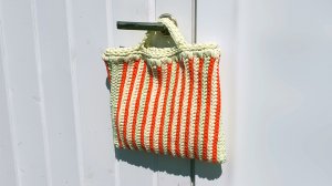 Летняя цветная сумка крючком из трикотажной пряжи
