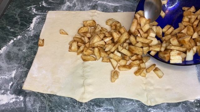 Яблочный штрудель из готового слоеного теста в духовке простой рецепт смотреть онлайн