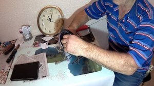 Переделываем бра на стену. Болгаркой вырезаем отверстие для выключателя.