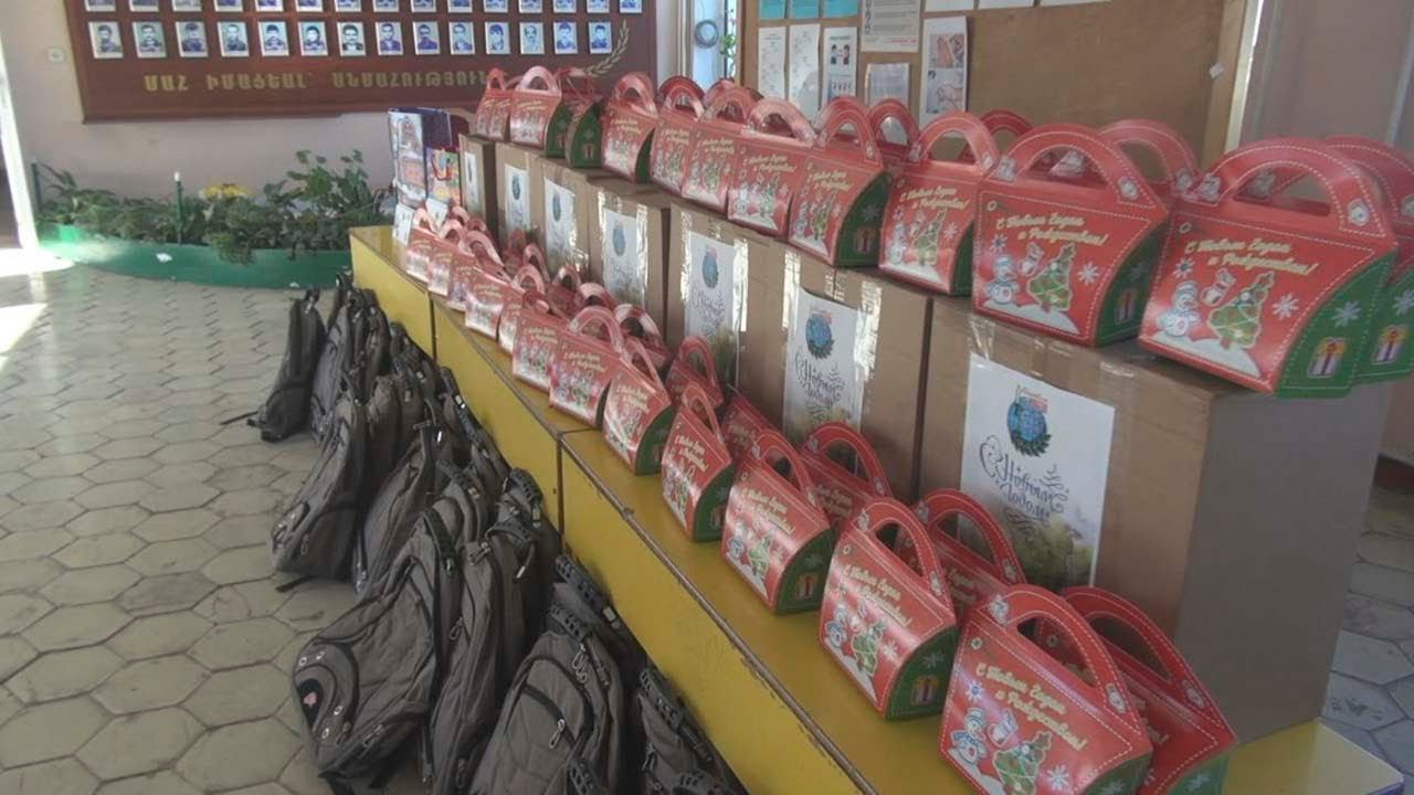 Раздача гумпомощи школьникам Степанакерта