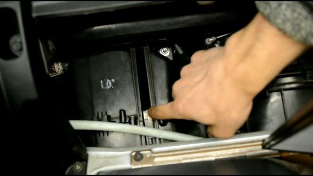 Hyundai Accent 2. Замена салонного фильтра смотреть онлайн