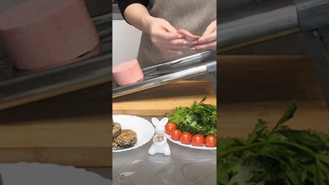 Как тоненько нарезать колбаску для закусок #КетоЛюдНик #shorts смотреть онлайн