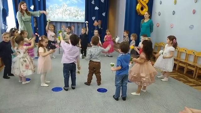 "Нежные цветочки" Евтодьевой Аллы / Танец с цветами -малыши/ смотреть онлайн