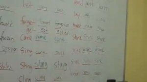 учитель поёт рэп про неправельные глаголы:)