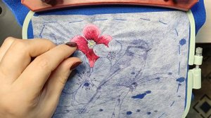 Как вышить самый простой цветок гладью, видео для новичков