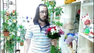 Свадебный букет из роз, альстромерии и рускуса. Цветы Минск - sendflowers.by, teleflora.by