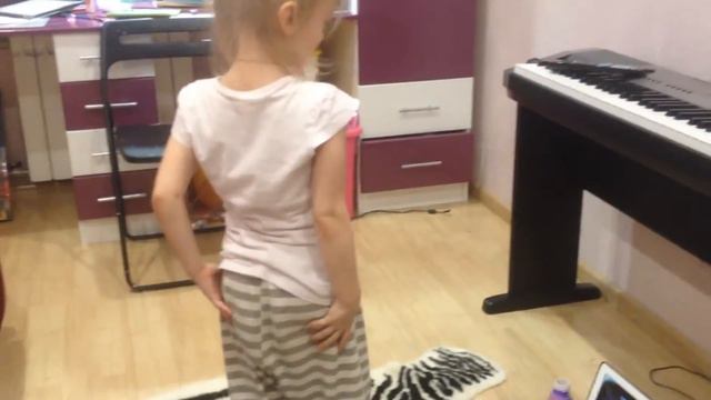 Маленькая девочка пытается тверкать