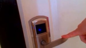 Как открывать двери в отелях с помощью магнитной карточки.