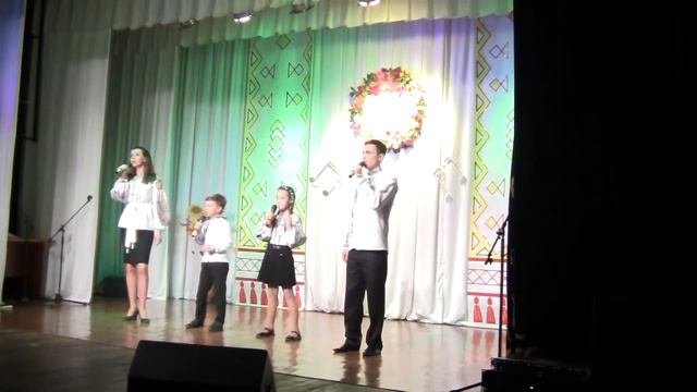 Співає родина: від батька до сина смотреть онлайн