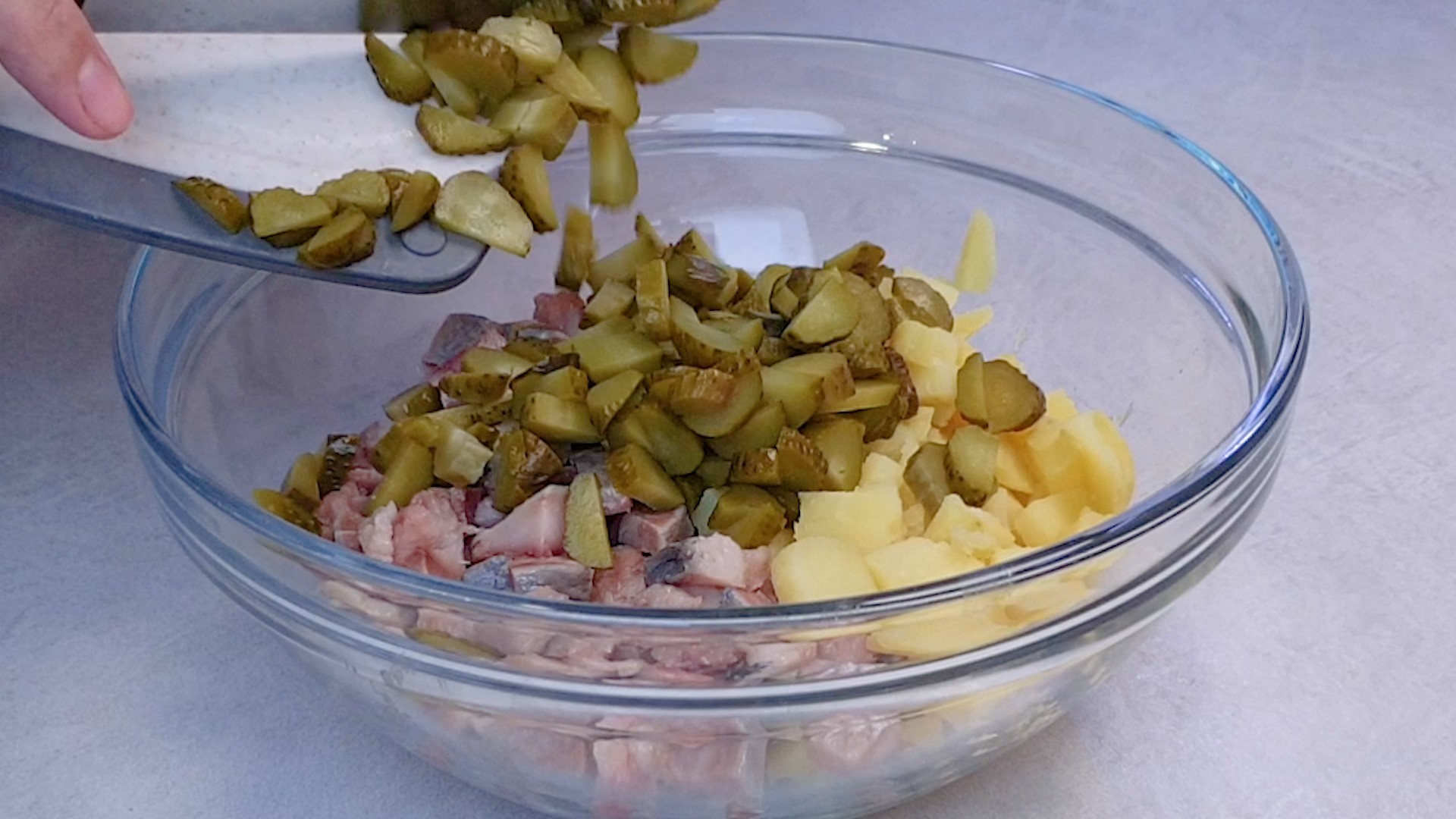 Закусочный салат из селедки и огурчика. На каждый день и на Праздничный стол. смотреть онлайн