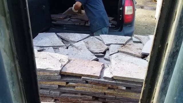 Погрузка камня в легковую машину смотреть онлайн