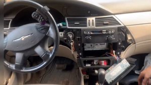 Как оставить штатный усилитель и динамики при подключении китайской магнитолы на chrysler pacifica.