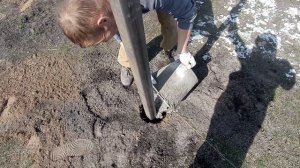 Заливаем столбы под забор.