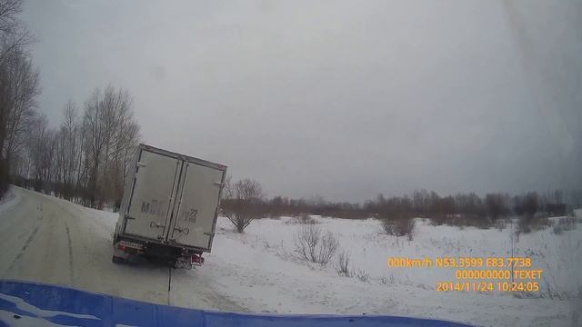 FJ Cruiser вытягивает лебедкой XRC 9500 полностью гружённую газель по дороге в Затон смотреть онлайн