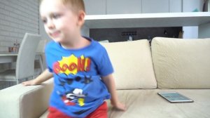 Мальчик играет с живой куклой и кормит её