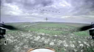 Российский FPV-дрон-камикадзе влетает прямо в отряд украинских военнослужащих