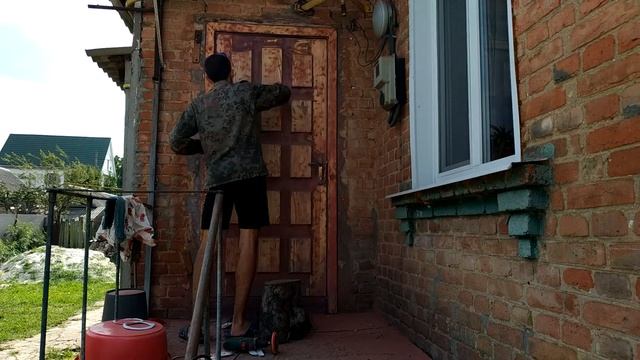 Бюджетная реставрация деревянной двери: Самодельная шпаклевка, пропитка и покраска. смотреть онлайн