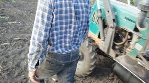 Испытание самодельного бура на минитракторе