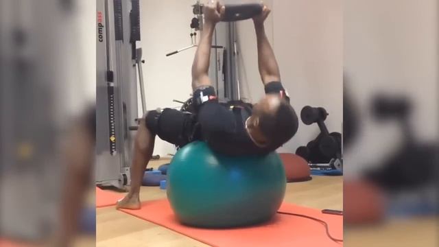 Скоростно - силовая работа самого быстрого человека планеты Усейна Болта смотреть онлайн