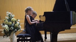 Черчилль Музыка к м/ф "Белоснежка и семь гномов". Исполняют Стуканев Кирилл и Кузнецова Аксиния