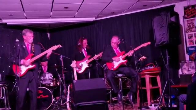 The Shadows version of Mike Oldfield's Moonlight Shadow performed by The ShadTones смотреть онлайн