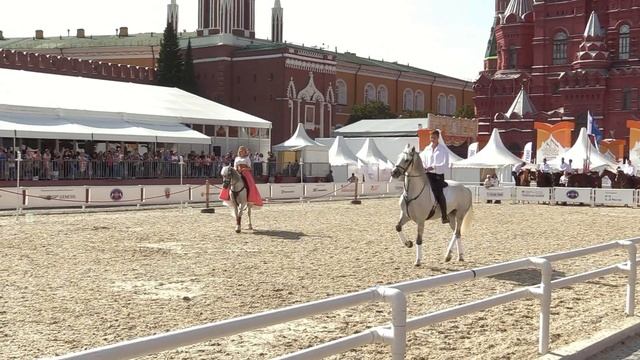Спасская башня. Кремлёвская школа верховой езды