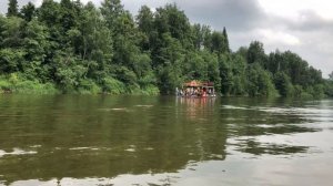 Сплав по реке на большом двухэтажном плоту