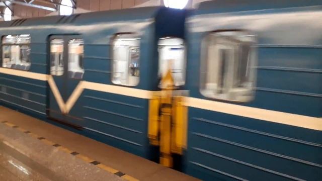 81-540.1 "Боинг" на станции метро Парнас смотреть онлайн