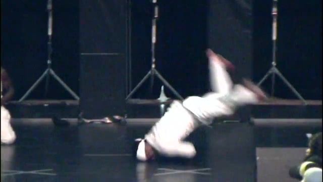 Bennie Semil Breakdance in 2000 at Ahoy Rotterdam. смотреть онлайн