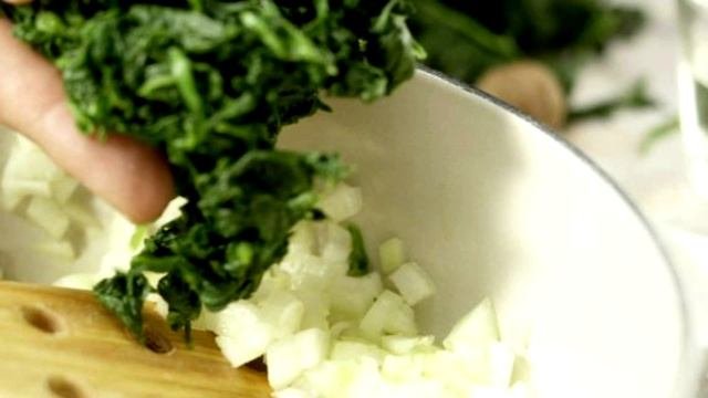 Тушеный шпинат со сливками. Как вкусно приготовить шпинат.
