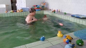 Дети учатся плавать## год и семь месяцев# младенец ныряет# как научить ребенка полавать# Викуся жже