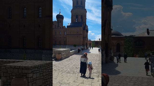 Сегодня посетили мужской монастырь. Очень красивое и атмосферное место. смотреть онлайн