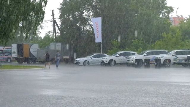 Ливень в Омске 30 июня 2018 (Парк на Королёва) смотреть онлайн