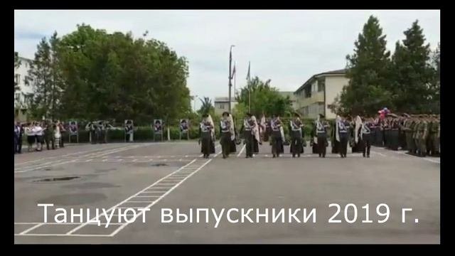 танцуют выпускники 2019 (1)