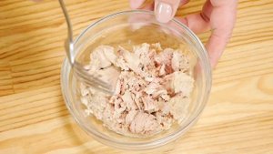 Салат из капусты с рыбными консервами