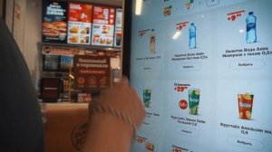 UX дизайнер делает заказ в Burger King