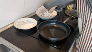 Как пожарить кильку или тюльку быстро до хрустящей корочки в сковородке.