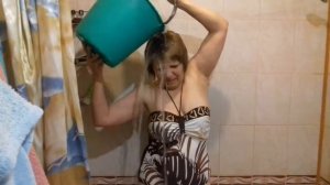 Обливание холодной водой.