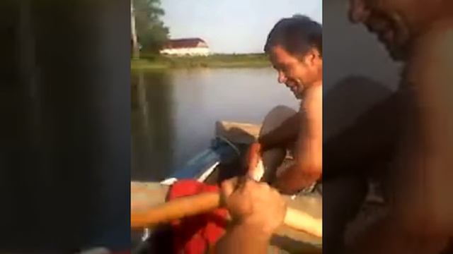 Нырнул с лодки и чуть не сломал ноги. смотреть онлайн