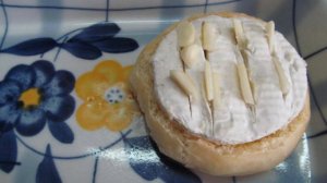 Запеченные сыр бри в булочке с картофелем