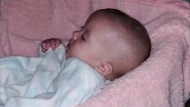 С помощью видеоняни родители узнали, как кот из приюта относится к их маленькой дочке