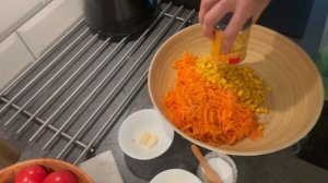 Универсальный простенький салат из моркови, кукурузы и чеснока.