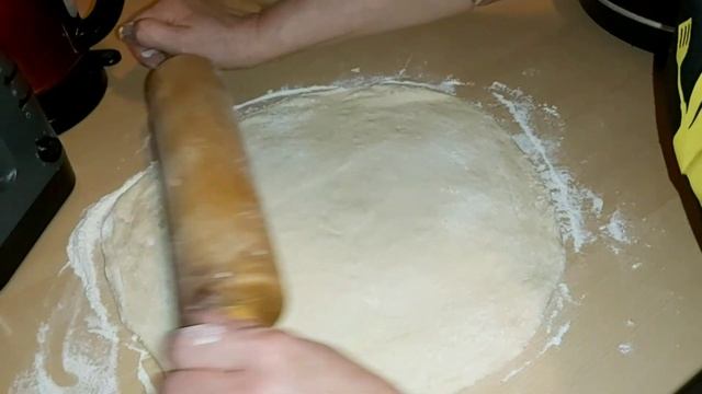 Вкусная пицца на толстом тесте