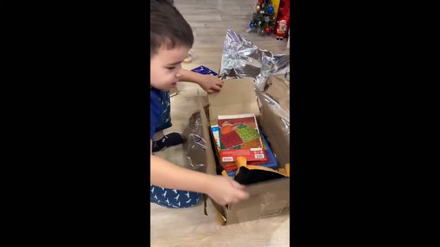 Это нужно видеть!!! Дед Мороз попал на срытую камеру. смотреть онлайн