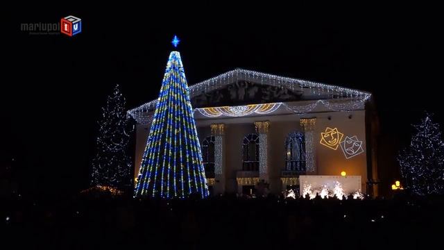 Головна ялинка Маріуполя засяяла вогниками / The main tree of Mariupol shine with lights