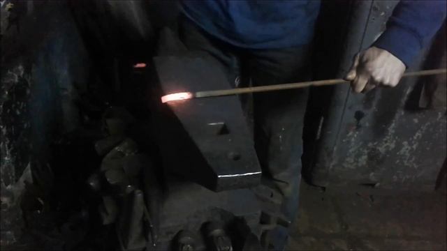 Нагрів заготовки, дуговою сваркою та формування "лапки". Коли не має горна (ручна робота). смотреть онлайн