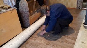 Как прикрепить плинтуса к кривым стенам, Как резать линолеум