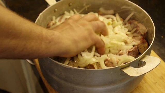 Шашлык из свиной лопатки + (оригинальный соус БОМБА) смотреть онлайн